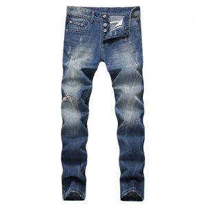 Mäns jeans med hål, ljusblått rakt rör, mäns denimbyxor, storlek 42, 44, stora