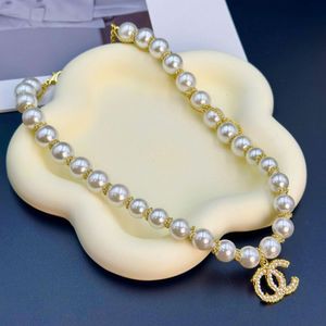 Designer smycken hänge halsband för kvinnor med brev pärlor halsband lyxiga kvinnor mode smycken bröllop gåva