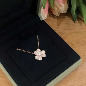 V Necklace Fanjia Clover Necklace 925 Sterling Silver Plated 18K Gold Diamond Inlaid Clover Pendant med tre kronblad fulla av diamantklavikelkedja2233