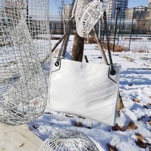Nowa hurtowa cena designerska Tekstura mody i duża pojemność dla kobiet jesienna zimowa łańcuch pod pachy prosta modna wszechstronna torba