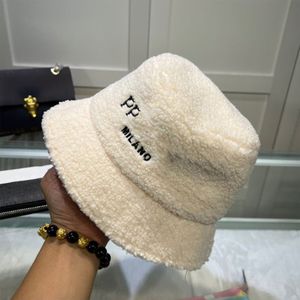 Bonés de bola de pele falsa chapéus de balde de lã fofo para o inverno designer boné de beisebol marca chapéu de pescador homem mulher chapéus de sol quentes preto branco313m