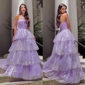 Funkelnde lila Quinceanera-Abschlussballkleider, trägerloses, mehrstufiges Pailletten-Abschlusskleid mit Rüschen, geschichtet, bauschig, zum Geburtstag, Fotografie trägt