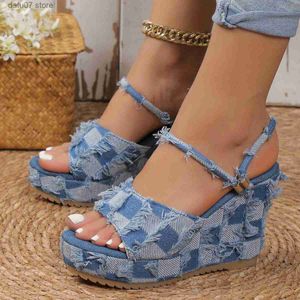 Sandals 2023 Summer New Denim Slope Heel اثنان يرتدون النعال النسائية الكبيرة المثيرة الرومانية الوسطى الرومانية Canvash240313