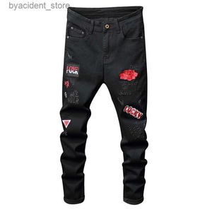 Jeans masculinos Sokotoo Mens letras de flores vermelhas bordados jeans pretos Fahion crachá estiramento calças jeans L240313