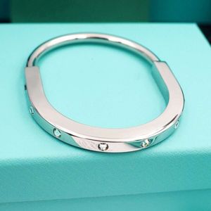 Tiffanlies Set Designer Women New Series U-formad låshuvudspänne Hög upplaga Smooth Face Colored Band Diamond Armband Smycken