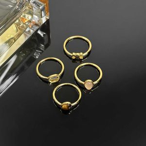KVIL Designer Fashion Band Luxury Band Rings Nuovo anello di cristallo di pietra per occhio di tigre trionfale minimalista per una tendenza personalizzata di fascia alta