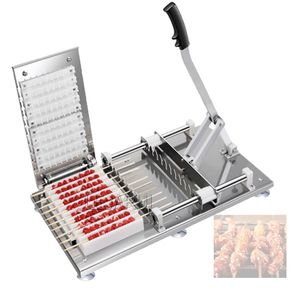Manuelle Hammel-Kebab-Spießmaschine aus Edelstahl. Handgrill-Bambus-Fleischspießmaschine. Maschine zur Herstellung von Rindfleisch-Satay-Schnur