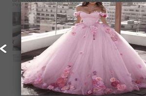 2022 Abiti Quinceanera rosa chiaro sexy Applicazioni di pizzo Fiori floreali 3D Perline Spalle scoperte Tulle Puffy Ball Gown Party Prom Even9975292