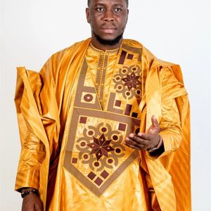 男のためのアフリカの服バジンリッチ刺繍デザイントップロングスリーブ240220