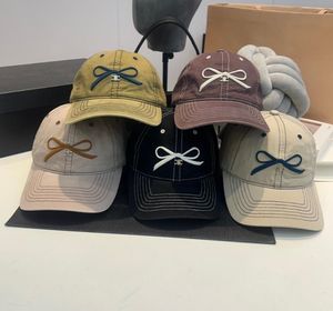 Kadınlar için lüks pamuk beyzbol şapkası 2024 tasarımcı kızlar yay nakış topu şapka kapakları Casquette unisex katı takılmış güneş kapakları