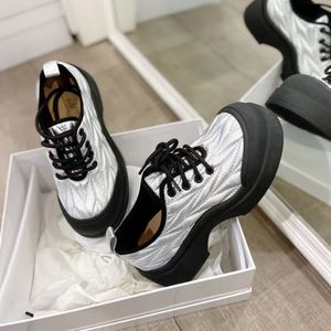 2024 Ny Miui Bowling Sneaker Loafer Luxury Casual Shoes Walk Basketball Fashion Gummi Tennis Shoe Högkvalitativ designer Kvinnor Läder Mens utomhus Travel Run Girl Girl