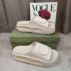 Lyxdesigner Sandaler Summer Slippers Kvinnor tryckt präglade Slåsande skor formad platt bild