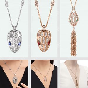 Stilista di alta moda tutto zircone diamante rubino occhio azzurro collana pendente a forma di serpente per beni di lusso da donna designer all'ingrosso di gioielli in rame