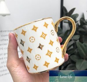 Novo personalizado na moda luz luxo ouro lidar com caneca copo de cerâmica presente escritório xícara de café copos de casamento