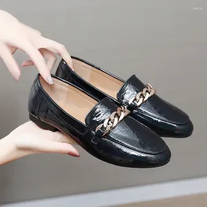 Sapatos casuais designer britânico Crocodilo Padrão de couro Cadeias de metal apartamentos femininos redondos de dedos japoneses Alparecrilos