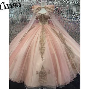 Prinsessan utanför axelbollklänningen Quinceanera -klänningar med Cape Gold -applikationer Crystal Beading Corset Vestido de 15 Anos