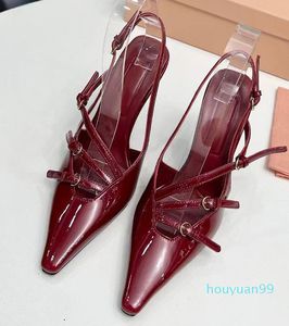 2024 SHOSKA KVINNA PATENT LÄDER SLINGBACKS MED SPännen Lyxpumpar Pekade tår Stiletto Heel Party Dress Ankel Strap Burgogne High Heels