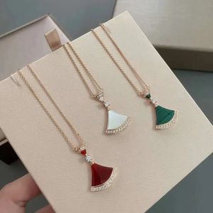 Designer de luxo Bulgarilies Moda V Ouro Scalloped Gargantilha Colar com Frango Branco Bloodstone Malachite Carnelian Corrente Rosa Pingente de Ouro para Mulheres giftQ5