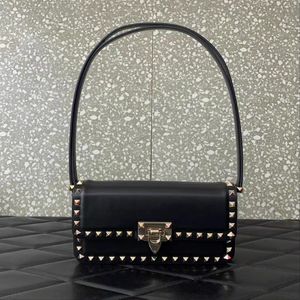 Gerçek İnek Deri Perçinler Omuz Çantası Tasarımcı Saplamalar Crossbody Çantalar Cüzdan Çanta Çantası Moda Metalik Kadınlar Cowhide Debriyaj Çantası Klasik Metal Kanca Toka 2636