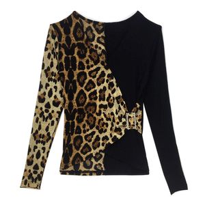 Camiseta de manga comprida, roupas de primavera e outono da estação europeia, nova camisa pequena de malha com estampa de leopardo, camisa inferior estilo ocidental, top feminino moderno estrangeiro