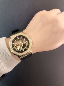 Orologio sportivo da uomo al quarzo digitale in oro 2100 Ora mondiale Completamente funzionale Impermeabile LED Luce automatica per alzata a mano Serie GM Oak