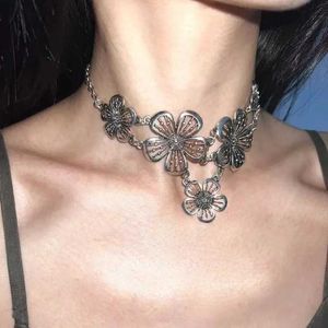 Naszyjniki wiszące bohemijskie akcesoria Patchwork kwiaty wisidanta naszyjniki koreańskie modne naszyjniki kobiety punkowe biżuterię vintage choker l24313