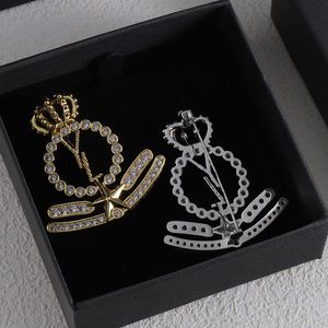 Designers Pins Jóias Broches para Mulher Marca Clássico Letras Pin para Homens Ouro Diamante Luxurys Y Broche Roupas Charme Festa Belo Presente 243132LR