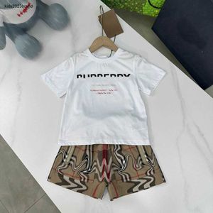 新しいベビートラックスーツロゴ印刷キッズTシャツスーツサイズ100-160 cm男の子2ピースセットガールズTシャツとジッパーポケットショーツ24マメ