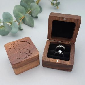 Craft Custom Walnut Wedding Ring Box Graved Wedding Ring Bearer Box Anpassa Map Ring Holder Personlig förlovningsbröllopsdekor