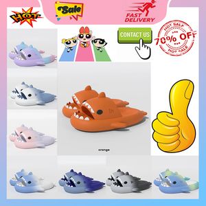 Designer Casual Platform Shark Slides tofflor Män Kvinna Anti Rainbow Fashion Wear-resistent Light Weight Breattable Low Cut Super Soft Sandals tofflor Gai