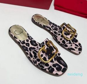 Spring Womens tofflor Sandales Flat Bottom Dekorativa spännen Sandaler Designer Slides Fashion Leopard Print Mönster Slipper