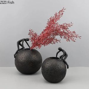 Vasi Figura astratta che spinge la palla Vaso decorativo Fiori artificiali Composizione floreale Arredamento moderno Vasi floreali di carattere nero