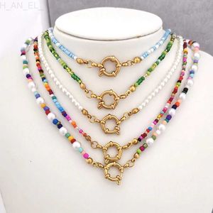 Collane con ciondolo QMHJE Collana di perle imitazione Donna Girocollo Perline Arcobaleno Chiusura in acciaio inossidabile Fibbia da marinaio Catena di base Colore oro Boho L24313