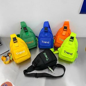 Solid Color Simple Letter Childrens Shoulder Bag Fashion Nylon Kids Messenger Bags Söta Casual Boys Kids Fanny Pack Handbag 240305