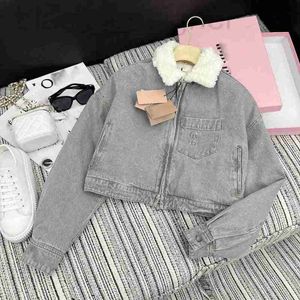 Kvinnorjackor Designer 2023 Tidig Autumn New Nanyou Gaoding Miu Pocket Letter broderad lamm Ull Flip Collar Panel denim Kort kappa M9M9