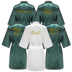 Kvinnors sömnkläder Green Wedding Party Team Bride Robe with Gold Letters Mother Maid of Honor Kimono Satin Pyjamas Bridesmaid Bathrobe