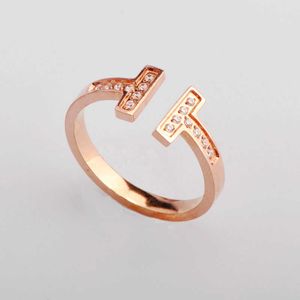 Designer Coréia dongdamen aço titânio duplo t anel aberto feminino rosa ouro casal net vermelho Japão e tendência do Sul MADV