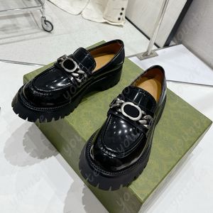 Designer klänningskor kvinnor plattform loafers gummi svart glänsande läder chunky runda huvud platt botten mule skor bröllop fest kvalitet läder hög häl klassiker