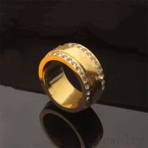 Luksusowy projektant biżuterii pierścień diamentowy list grawerowy grawer