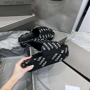 Slippers Slides Designer Womens Sandals High Cheels مناسبة لمختلف الأماكن الأنشطة في الهواء الطلق العصرية الدافئة غير المنقوقة المقاومة للارتداء 240313