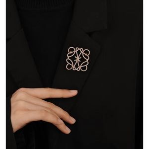 Модная дизайнерская брошь с выдолбленной геометрической буквой для женщин, выполненная в стиле ретро и элитного нишевого дизайна, с микроинкрустацией цирконовыми булавками.