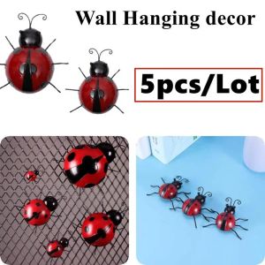 Skulpturer 5st/Lot Iron Ladybug Metal Ladybird Wall Hanging Outdoor Figurine Ornament Sculpture Kids Toys Gift Diy Garden Plant Wall Decor