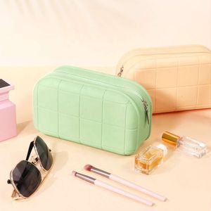 Wellfine Wholesale Custom Luxury Makeup Bags for Women Large Capacity Waterproof Silicone Travel Zipper Cosmetic Bags Cases