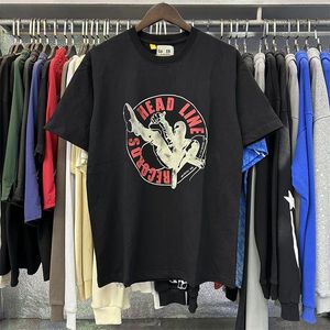 Tasarımcı Erkek T Shirt Kadın Erkekler Gahçeleri Grafik Tee Büyük Boyut Tshirt Kadın Modaya Mektup Üstler Yaz Tişört Beyaz Siyah Gri Moda Klasik giysi