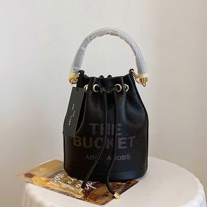 Designer väska The Bucket Bag Evening Bags Axelväskor Kvinnor Axelhandväskor Tygväskor Designer Fashion Famous Cross Body Wholesale Empnacing DrawString 897879