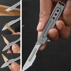 スチール製の手工芸品を備えたキャンプ狩りのナイフクーリエ用紙の移動用のキーチェーンナイフは小さなハサミ240312を開きました