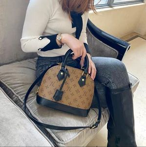 Klassisk stil skalväska läder axelväska koppling handväska lyx varumärke designer väska crossbody paket messenger väskor m53152