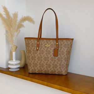 Acquista Borsa tote stampata con texture avanzata da donna all'ingrosso all'ingrosso 2024 Borsa a tracolla di lusso leggera alla moda ed elegante ✔ spedizione gratuita ✔ resi gratuiti su prodotti idonei