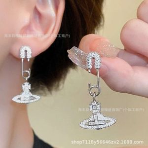 Viviennes Westwood Earrings High Saturn Full Diamond Hollow Paper Clip Earringsスーパーフラッシュ壊れたセクションイヤーフック