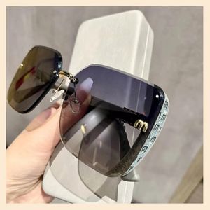 Hot sunglasses, fashion women's fashion large frame square frame sunglasses, letter M design, sunglasses suitable for driving